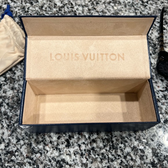 Authentic Louis Vuitton Conviction Sunglasses - Picture 9 of 12